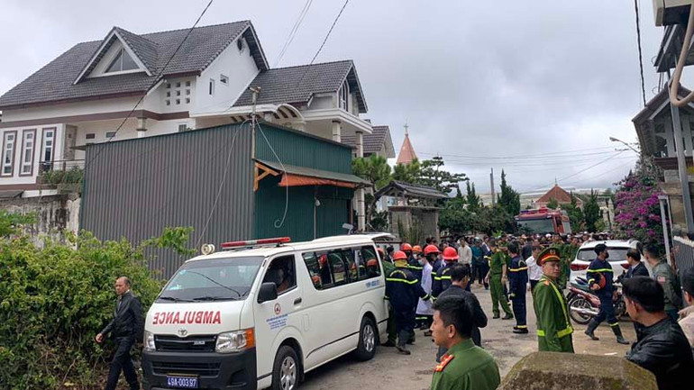 Lực lượng chức năng xử lý hiện trường.