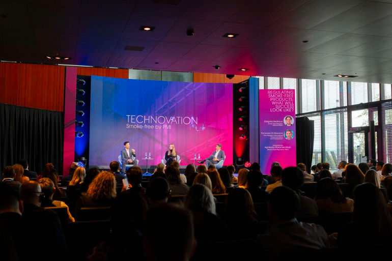 Ông Gregoire Verdeaux (ngoài cùng bên trái) chia sẻ quan điểm về sản xuất thuốc lá làm nóng. (Ảnh: LINKEDIN)