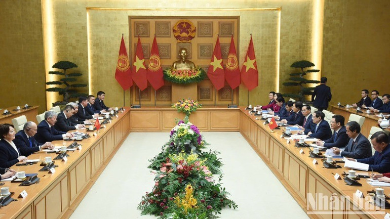 Thủ tướng Phạm Minh Chính và Thủ tướng Kyrgyzstan Adylbek Kasymaliev hội đàm. 9Ảnh: TRẦN HẢI)