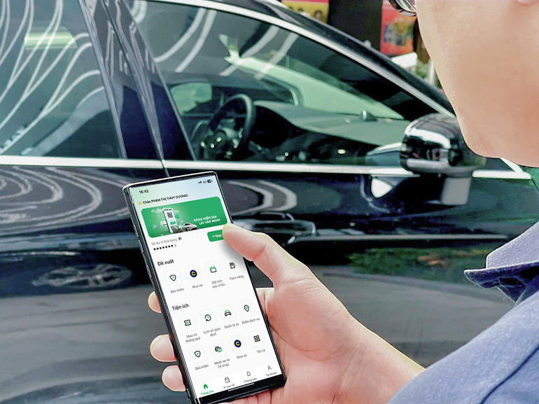 Khách hàng tiếp cận dịch vụ gửi xe thông minh không tiền mặt qua Ví VETC.