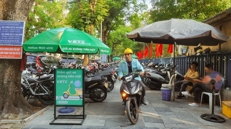 Khách hàng đã bắt đầu quen khi sử dụng dịch vụ thanh toán không tiền mặt.