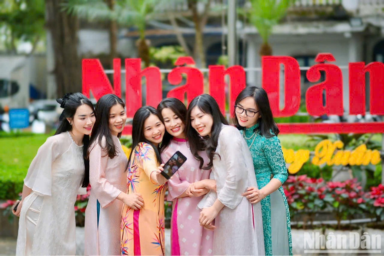 Tác phẩm “Cười lên nào” đoạt giải Đặc biệt Cuộc thi “Vẻ đẹp phụ nữ Báo Nhân Dân trong tà áo dài”.