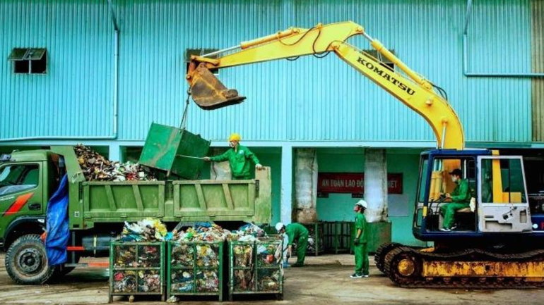 Công đoạn tiếp nhận rác thải trước khi đưa vào xử lý tại Nhà máy xử lý rác thải thành phố Cà Mau.