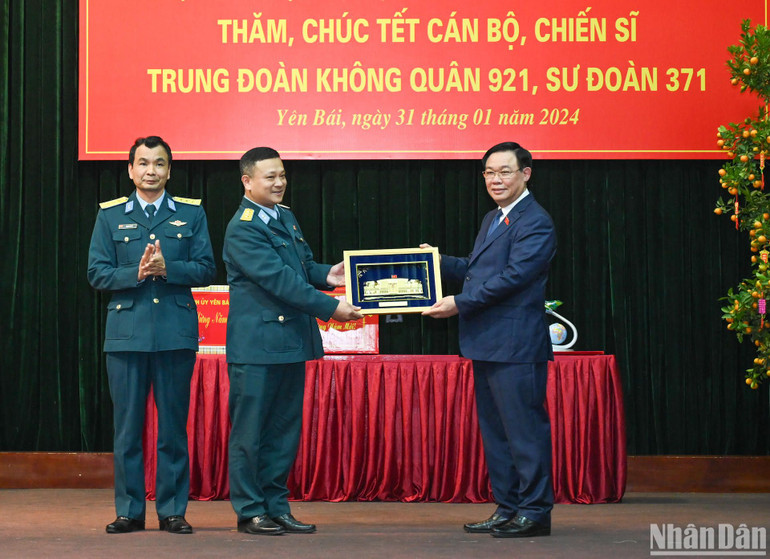 Chủ tịch Quốc hội Vương Đình Huệ tặng quà cho Trung đoàn Không quân 921.