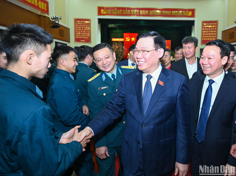 Chủ tịch Quốc hội Vương Đình Huệ và các chiến sĩ trẻ Trung đoàn Không quân 921.