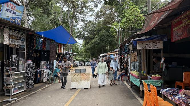 Gian hàng lưu niệm tại điểm du lịch Cột mốc Kilomet số 0.