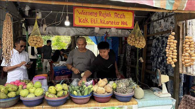 Quầy bán Rujak tại điểm du lịch Cột mốc Km0.