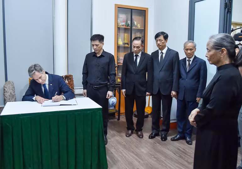 Ngoại trưởng Hoa Kỳ Antony Blinken ghi sổ tang chia buồn tại nhà Tổng Bí thư Nguyễn Phú Trọng.