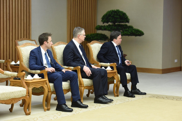 Các thành viên đi cùng đoàn với Ngoại trưởng Hoa Kỳ Antony Blinken tham dự buổi tiếp. Các thành viên đi cùng đoàn với Ngoại trưởng Hoa Kỳ Antony Blinken tham dự buổi tiếp.