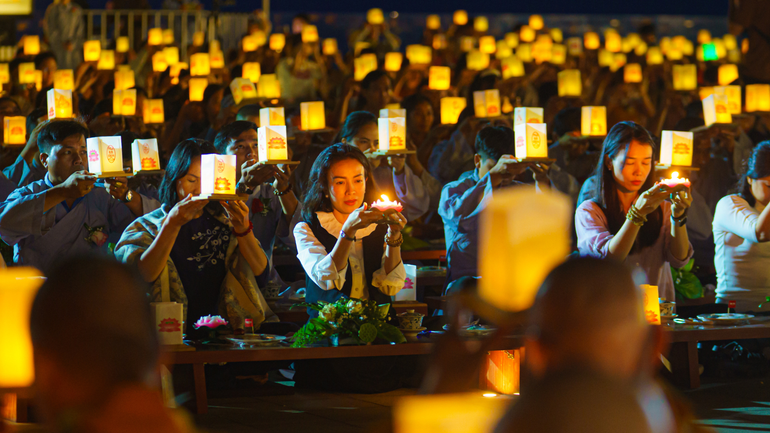 Người dân thành tâm nguyện cầu giữa không gian thiêng liêng trên núi Bà Đen.