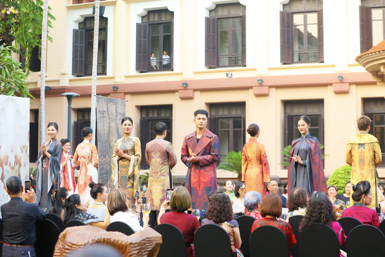 Các tác phẩm là sự kết hợp tinh tế giữa nghệ thuật truyền thống và thời trang hiện đại.