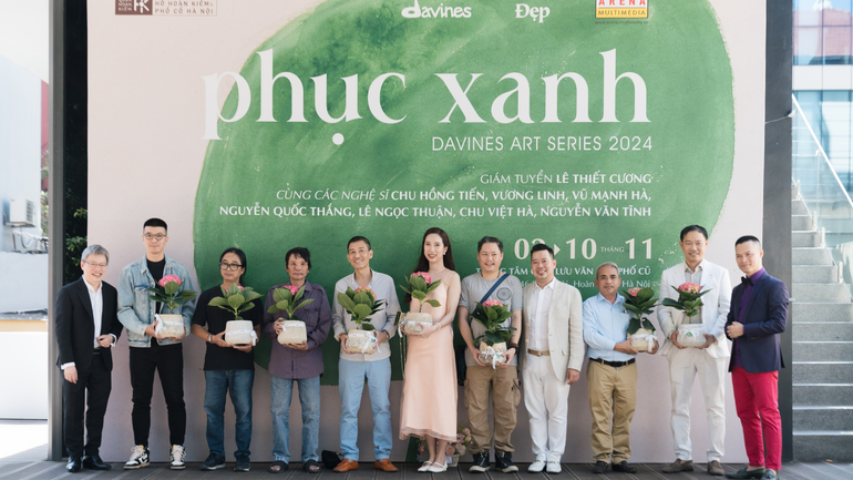 Ông Lê Quốc Vinh, đại diện Tạp chí Đẹp và ông Phạm Vũ Tùng, Giám đốc Marketing Davines Việt Nam tặng hoa cho các nghệ sĩ.