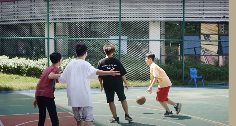 Sân tập ngoài trời luôn là điểm đến yêu thích của học sinh TH School.