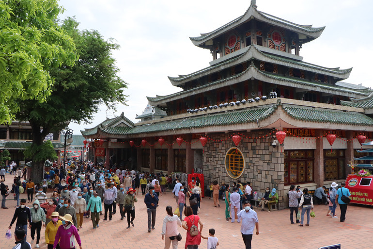 Miếu Bà Chúa Xứ núi Sam tại thành phố Châu Đốc luôn thu hút đông đảo khách tham quan.