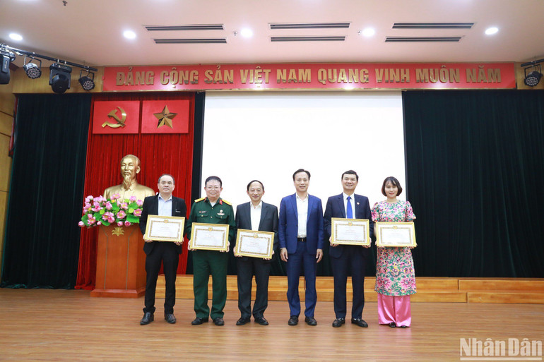 Các đồng chí được nhận Bằng khen của Đảng ủy Khối vì đã có thành tích xuất sắc trong công tác dư luận xã hội năm 2023.