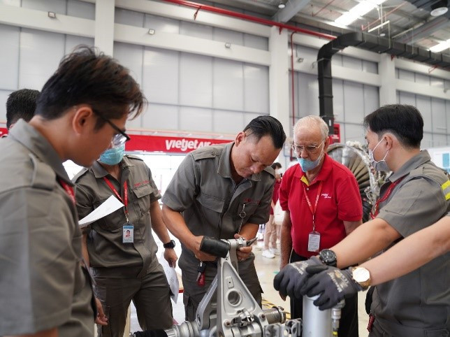 Tại Học viện Hàng không Vietjet, một trung tâm đào tạo kỹ thuật cũng đang hoạt động với các trang thiết bị, động cơ hiện đại.