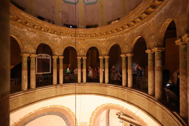 Nhiều tác phẩm nghệ thuật ấn tượng được trưng bày bên trong công trình. Nhiều tác phẩm nghệ thuật ấn tượng được trưng bày bên trong công trình.