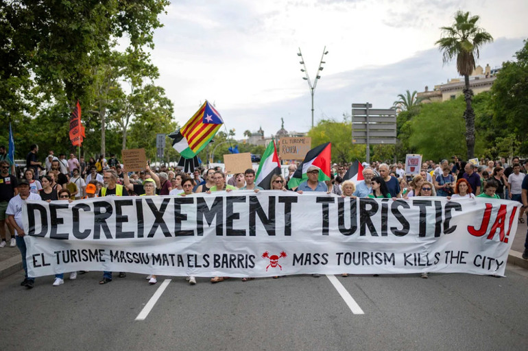 Người dân biểu tình ở Barcelona, phản đối khách du lịch đến quá đông. (Ảnh: AP)