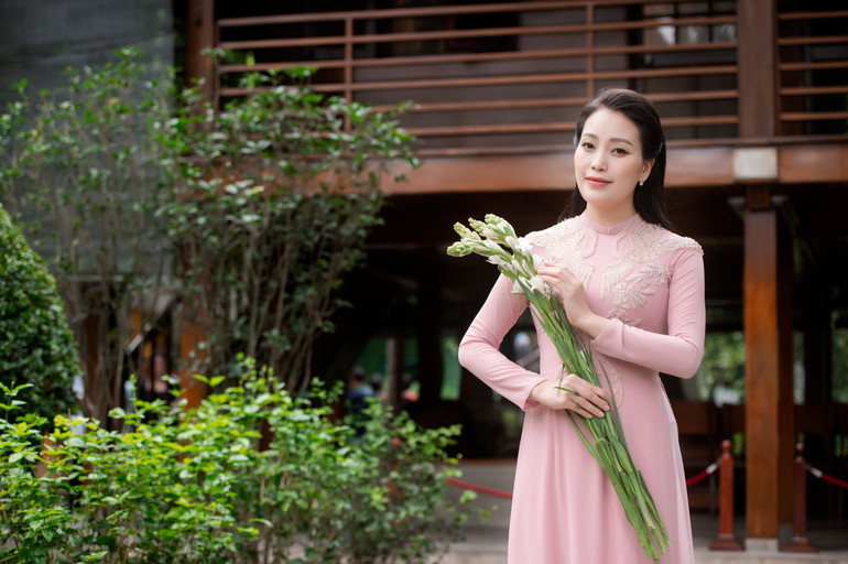 Với giọng hát bay bổng, mang âm hưởng dân ca ví, giặm, Huyền Trang đã thể hiện ca khúc rất tinh tế và nồng nàn cảm xúc.