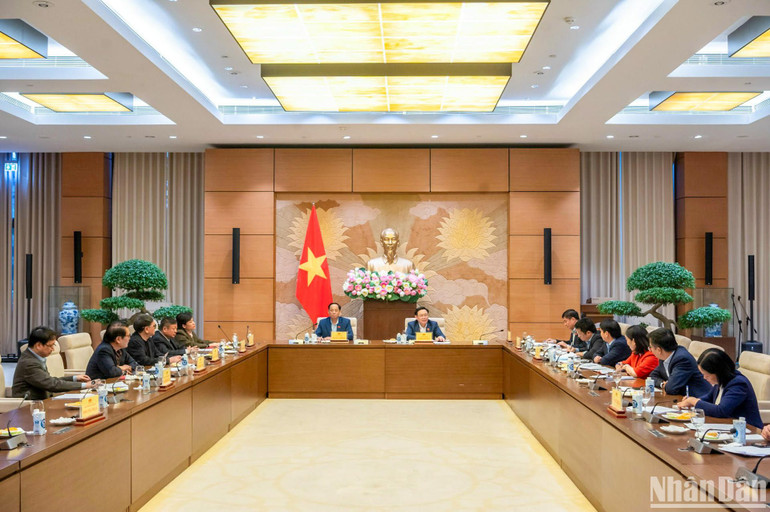 Quang cảnh cuộc họp.