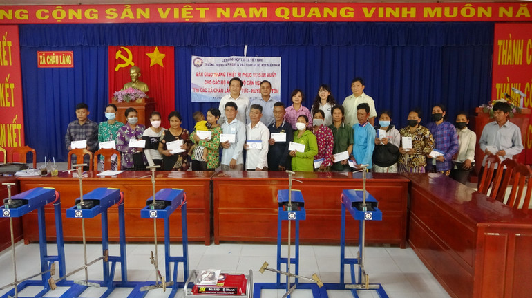 Hỗ trợ thiết bị máy móc cho đồng bào dân tộc Khmer ở huyện Tri Tôn. Hỗ trợ thiết bị máy móc cho đồng bào dân tộc Khmer ở huyện Tri Tôn.