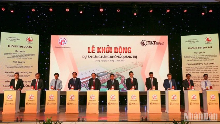 Các đại biểu nhấn nút khởi động dự án Cảng hàng không Quảng Trị.