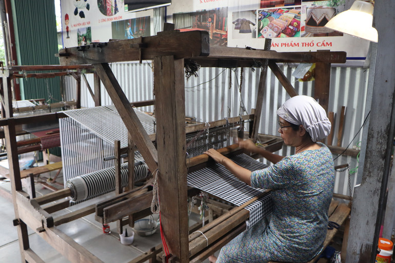 Nghề dệt thổ cẩm ở làng Chăm, thị xã Tân Châu. Nghề dệt thổ cẩm ở làng Chăm, thị xã Tân Châu.