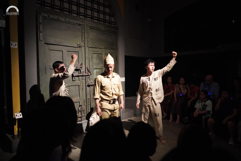 Một hoạt cảnh được thể hiện tại “Đêm thiêng liêng 3” với chủ đề “Lửa thanh xuân”. (Ảnh: Nhà tù Hỏa Lò) Một hoạt cảnh được thể hiện tại “Đêm thiêng liêng 3” với chủ đề “Lửa thanh xuân”. (Ảnh: Nhà tù Hỏa Lò)