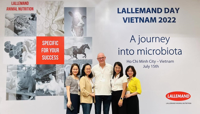 Chị Vy Thị Thu Hằng (áo trắng) và các đồng nghiệp tham gia các hội nghị khoa học chuyên ngành. Chị Vy Thị Thu Hằng (áo trắng) và các đồng nghiệp tham gia các hội nghị khoa học chuyên ngành.