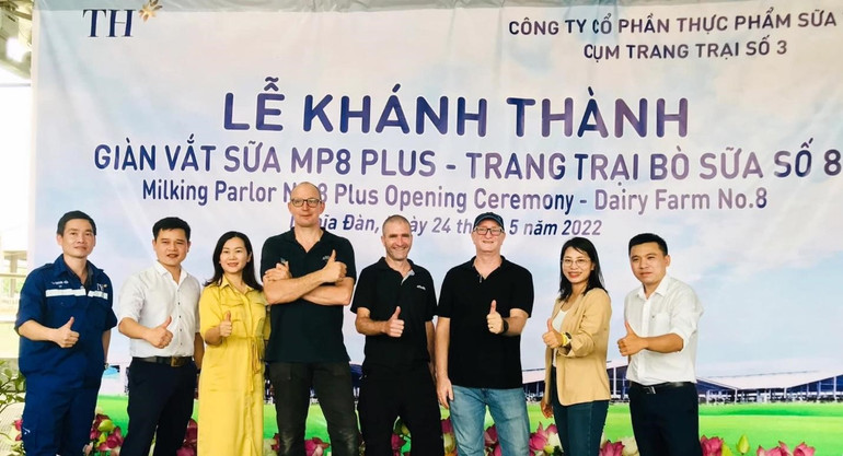 Chị Vy Thị Thu Hằng (áo vàng) cùng chị Lưu Hiền (váy vàng) là những nữ lãnh đạo quan trọng tại Công ty cổ phần Thực phẩm sữa TH cùng các đồng nghiệp tạo nên những ly sữa tươi sạch chất lượng nhất đến tay người tiêu dùng. Chị Vy Thị Thu Hằng (áo vàng) cùng chị Lưu Hiền (váy vàng) là những nữ lãnh đạo quan trọng tại Công ty cổ phần Thực phẩm sữa TH cùng các đồng nghiệp tạo nên những ly sữa tươi sạch chất lượng nhất đến tay người tiêu dùng.