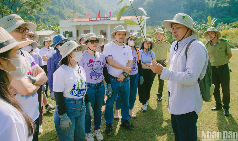 Các tình nguyện viên được hướng dẫn kỹ càng về quy trình trước khi trồng rừng.