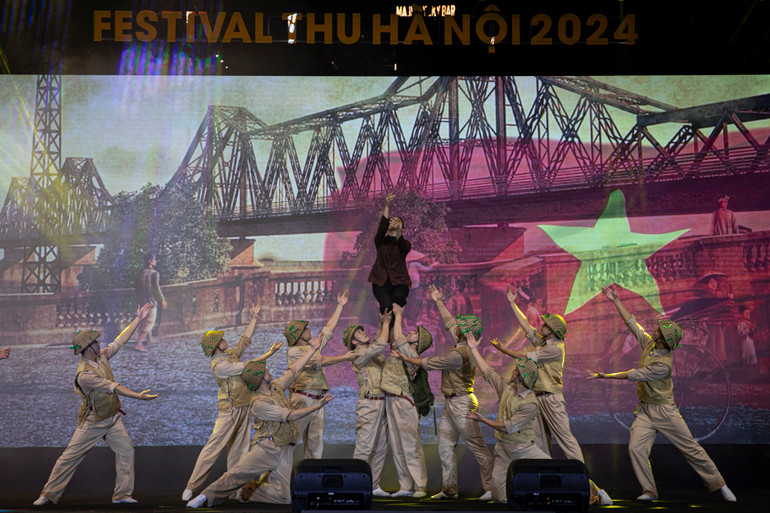 Mùa thu lịch sử của Hà Nội những năm kháng chiến được tái hiện chân thực trên sân khấu khai mạc Festival. (ẢNH: SƠN TÙNG)