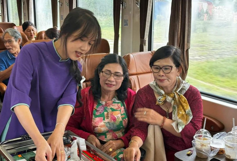 Hành khách được trải nghiệm các dịch vụ chất lượng trên chuyến tàu.