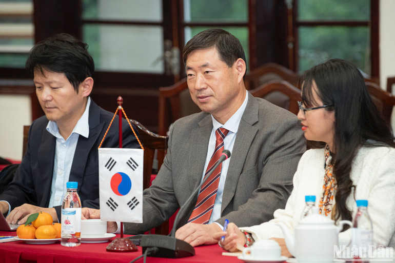 Chủ tịch kiêm Giám đốc điều hành Hãng thông tấn Yonhap Hwang Dae-il phát biểu tại buổi làm việc.