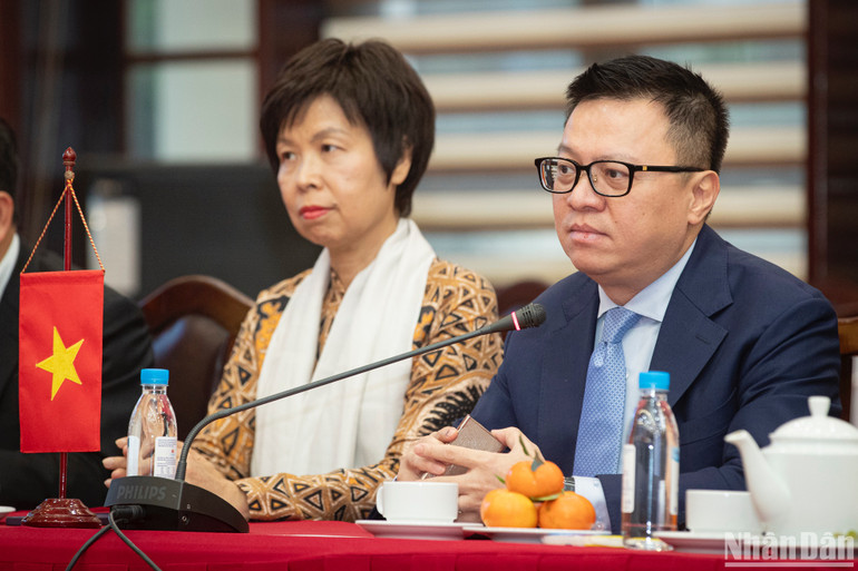 Tổng Biên tập Lê Quốc Minh cho biết, Báo Nhân Dân đang nỗ lực duy trì và phát triển báo in, song song đó cũng xác định đầu tư vào báo điện tử là hướng đi lâu dài.