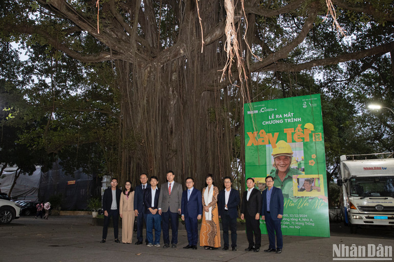 Tổng Biên tập Báo Nhân Dân Lê Quốc Minh, Chủ tịch kiêm Giám đốc điều hành Hãng thông tấn Yonhap Hwang Dae-il cùng đại diện các cơ quan báo chí chụp ảnh lưu niệm bên gốc đa Hàng Trống.