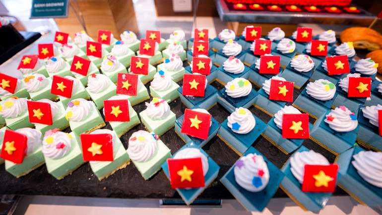 Những món ăn hấp dẫn trang trí, tạo hình lá cờ đỏ sao vàng thu hút nhiều du khách thưởng thức.