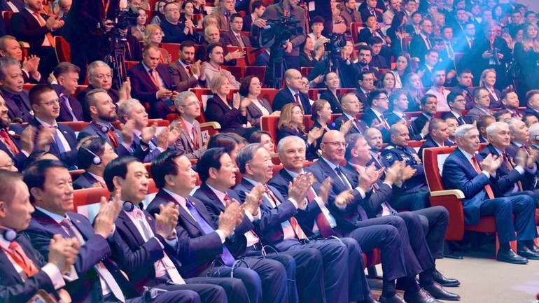 Tổng Bí thư Tô Lâm và Chủ tịch Duma Quốc gia (Hạ viện) Liên bang Nga Vyacheslav Volodin cùng các đại biểu tại sự kiện. (Ảnh: TTXVN)