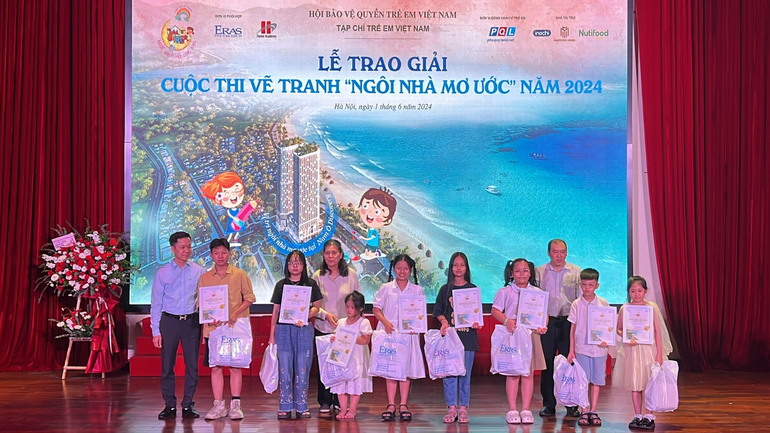 Các bạn học sinh đoạt giải Nhất cuộc thi. Các bạn học sinh đoạt giải Nhất cuộc thi.