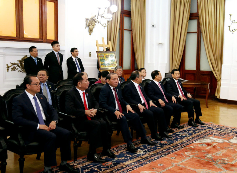 Đoàn đại biểu Việt Nam tham dự cuộc hội kiến.