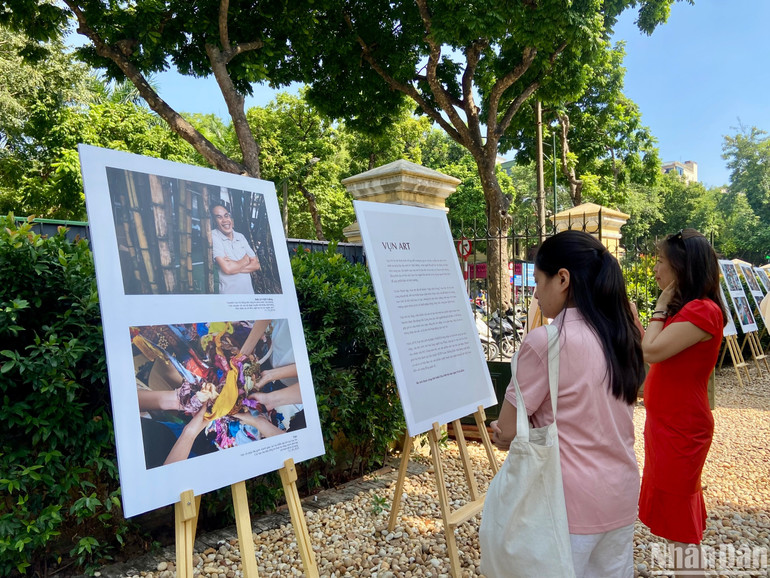 Công chúng tham quan triển lãm.