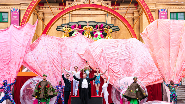 Đoàn xiếc Cirque Du Soleil sẽ hội tụ trong show diễn WOW Kingdom.