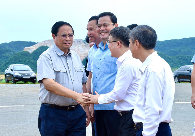 Thủ tướng Phạm Minh Chính thăm vùng trồng dứa nguyên liệu ở xã Quang Sơn, thành phố Tam Điệp của Công ty cổ phần Thực phẩm xuất khẩu Đồng Giao.