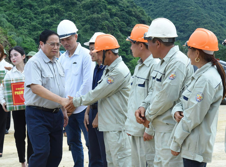 Thủ tướng Phạm Minh Chính thăm, động viên đội ngũ kỹ sư, công nhân thi công dự án tuyến đường Đông-Tây, tỉnh Ninh Bình.