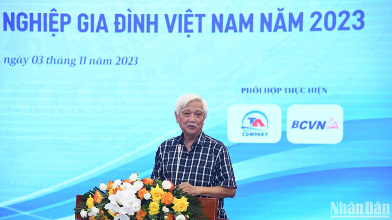 Nhà sử học Dương Trung Quốc phát biểu tại Hội thảo.