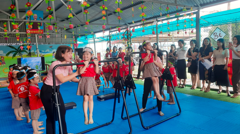 Giờ học thể chất tại Trường mầm non thực nghiệm Hoa Hồng, Hà Nội theo mô hình điểm “Bữa ăn học đường bảo đảm dinh dưỡng kết hợp tăng cường hoạt động thể lực cho học sinh, sinh viên Việt Nam”.