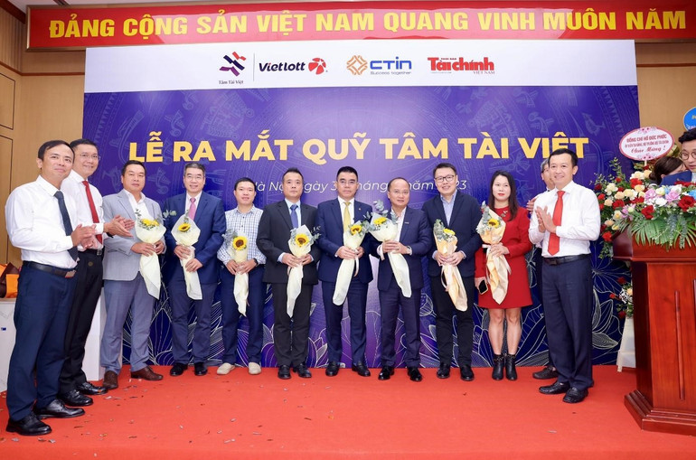 Hội đồng quản lý Quỹ tặng hoa cảm ơn các đơn vị đã ủng hộ. Hội đồng quản lý Quỹ tặng hoa cảm ơn các đơn vị đã ủng hộ.