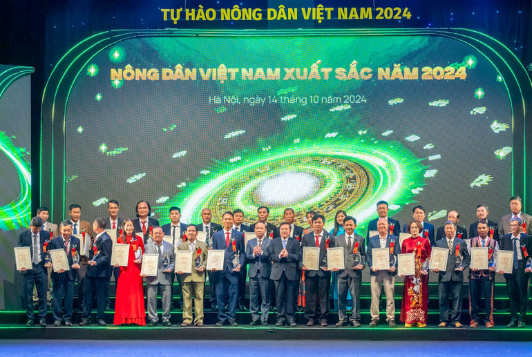 Trao Biểu trưng và Giấy chứng nhận cho các Hợp tác xã nông nghiệp tiêu biểu. Trao Biểu trưng và Giấy chứng nhận cho các Hợp tác xã nông nghiệp tiêu biểu.