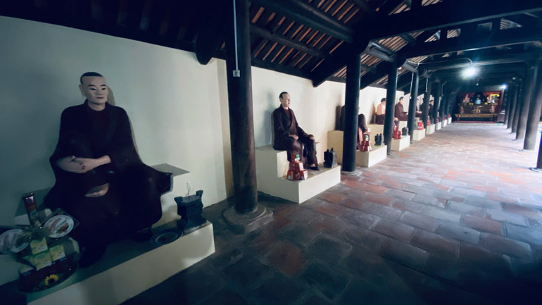 Tượng 18 vị La Hán ngồi trên bệ gạch.