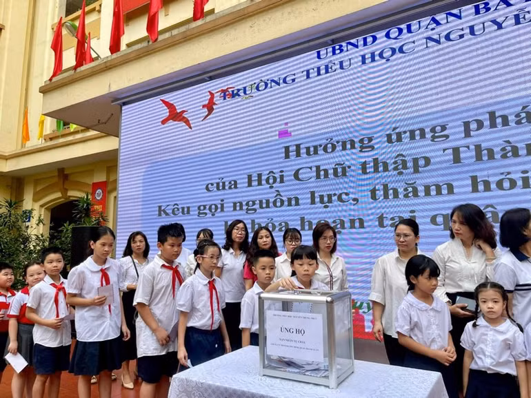 Học sinh trường Tiểu học Nguyễn Trung Trực chung tay ủng hộ cho các gia đình thiệt hại sau vụ hỏa hoạn.